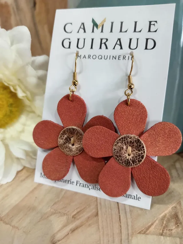 Camille Guiraud boucles marguerite orange paillettes cuir