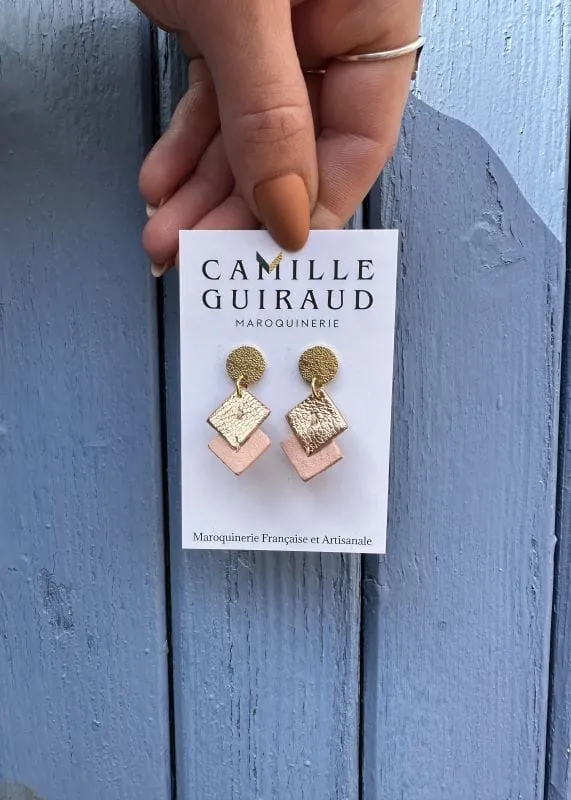 Camille Guiraud boucles rondes rose métallisé pastel cuir